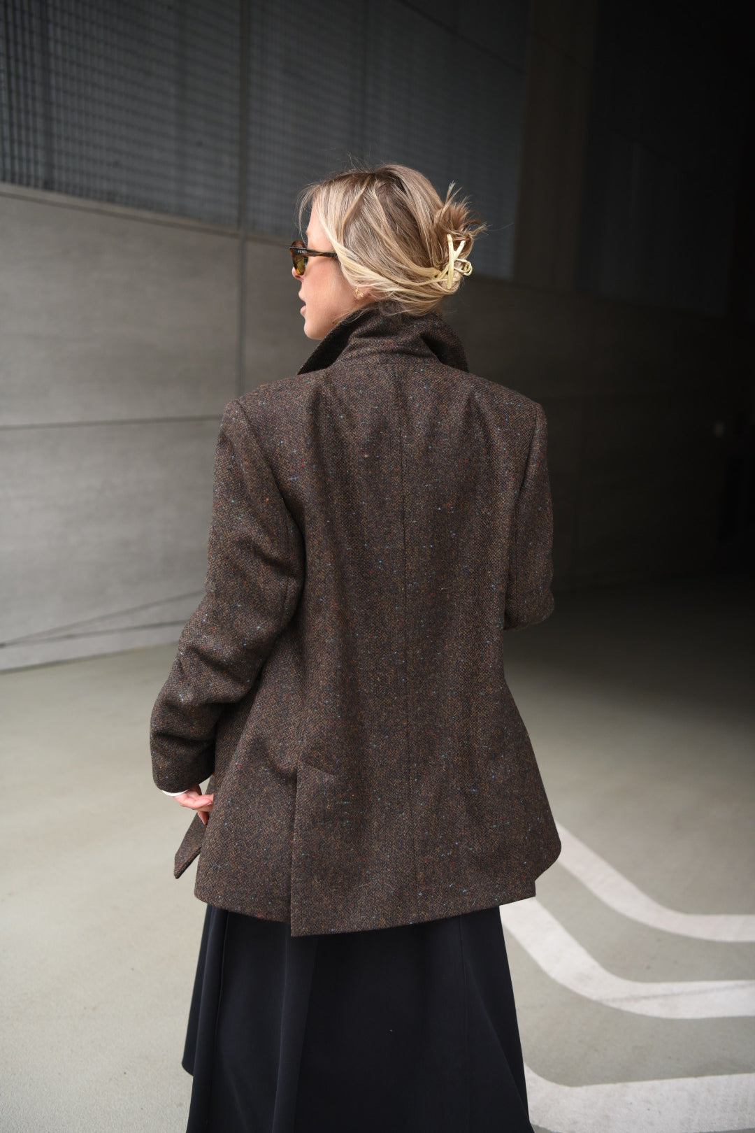 Double-breasted fitted coat with accentuated shoulders in black