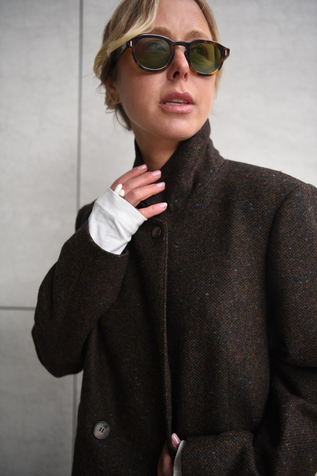 Double-breasted fitted coat with accentuated shoulders in black