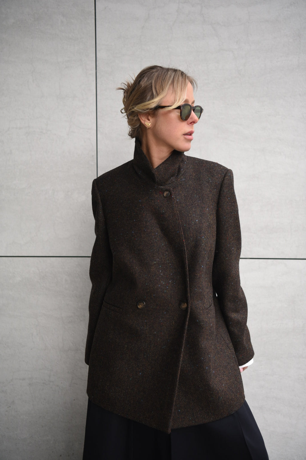 Double-breasted fitted coat with accentuated shoulders in black