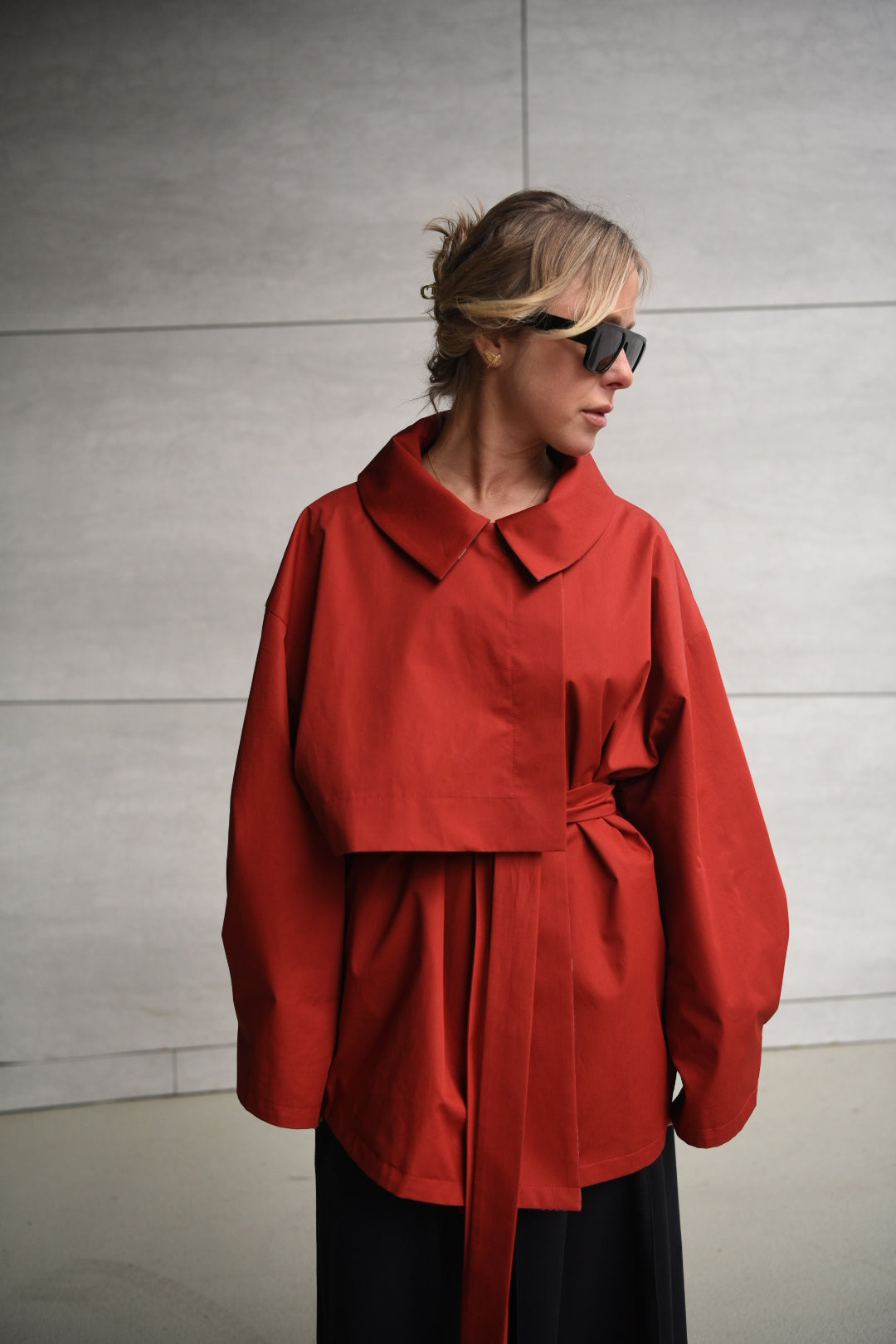Double-breasted fitted coat with accentuated shoulders in black