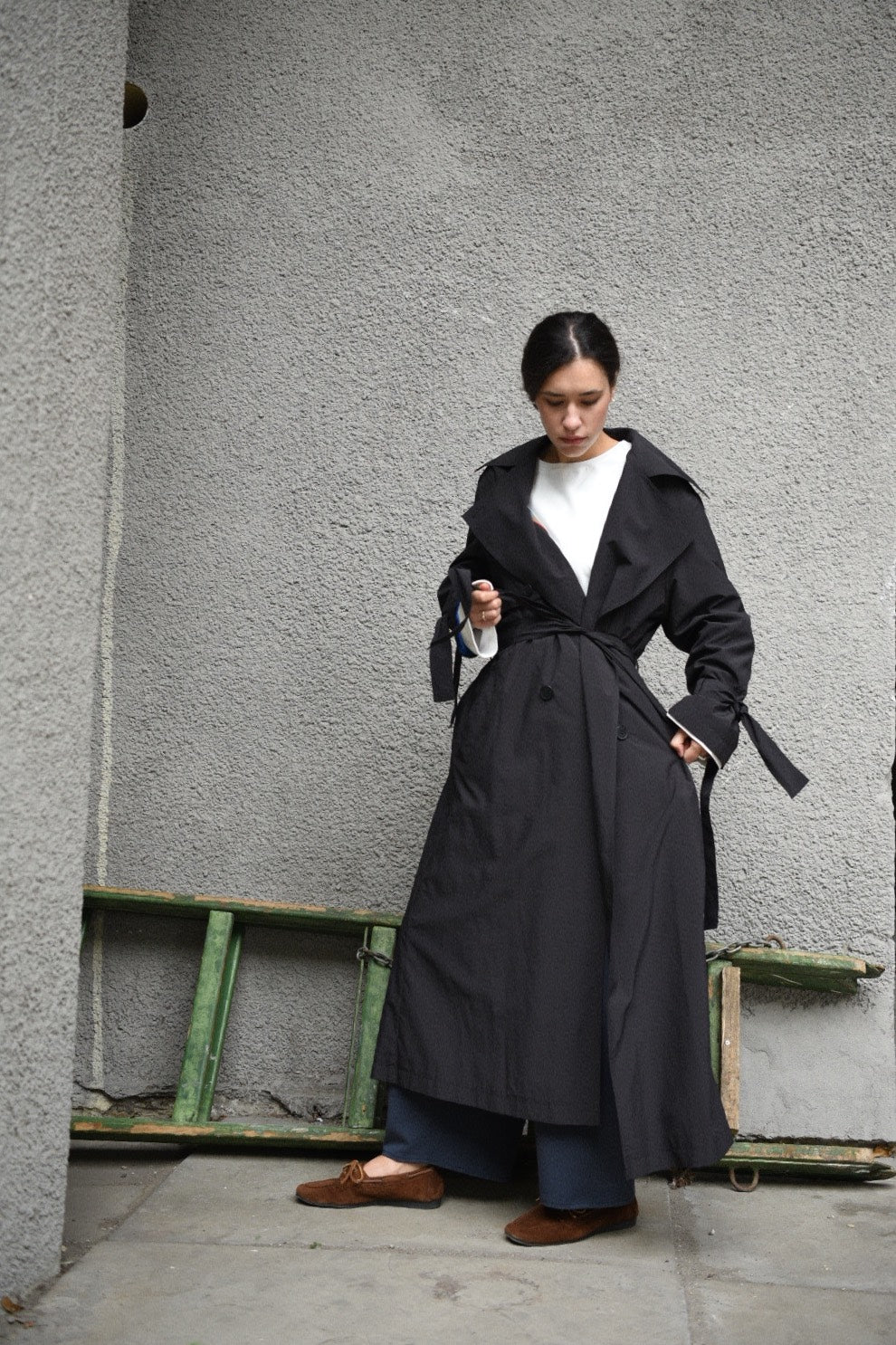 Double-breasted fitted coat with accentuated shoulders in black