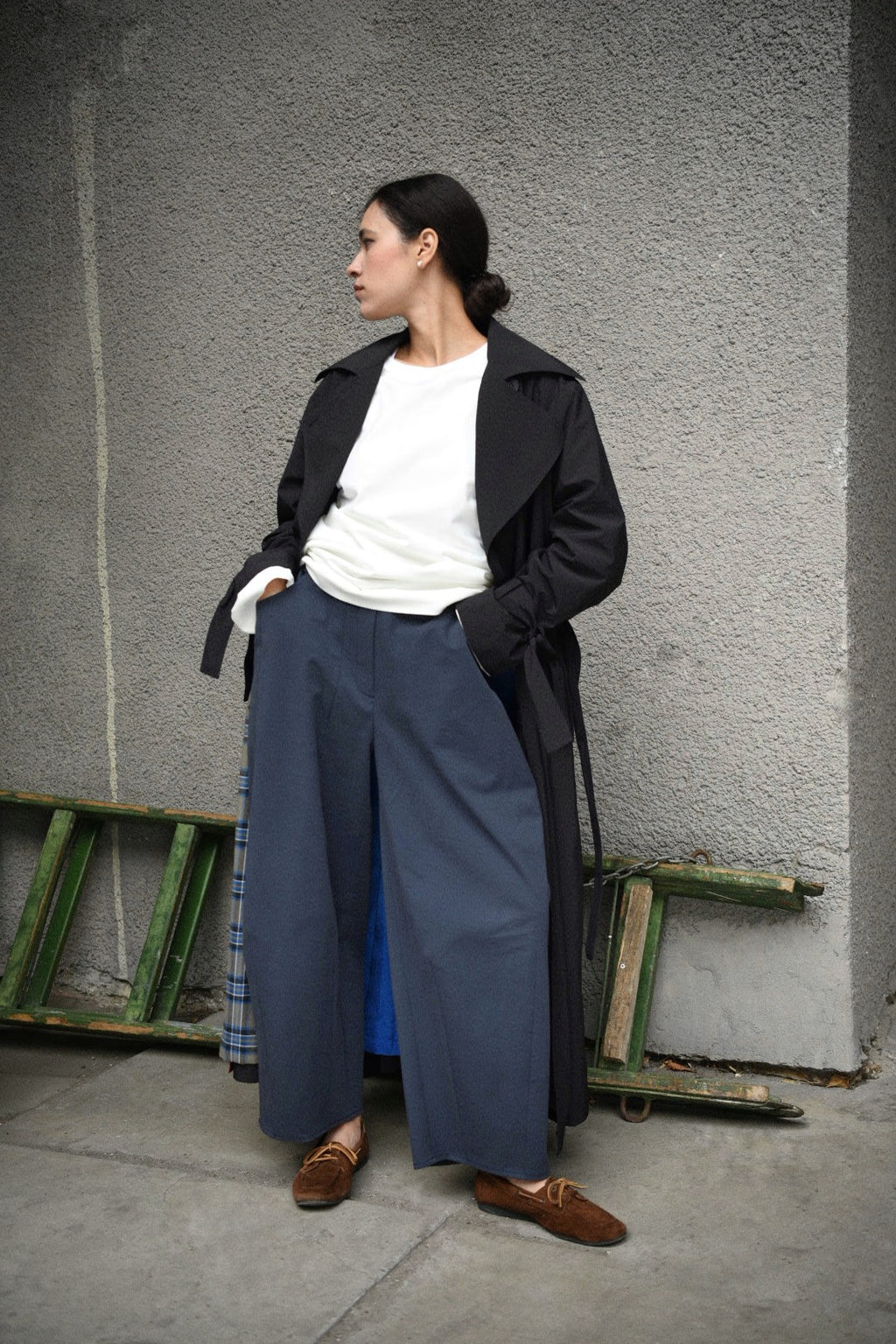 Double-breasted fitted coat with accentuated shoulders in black