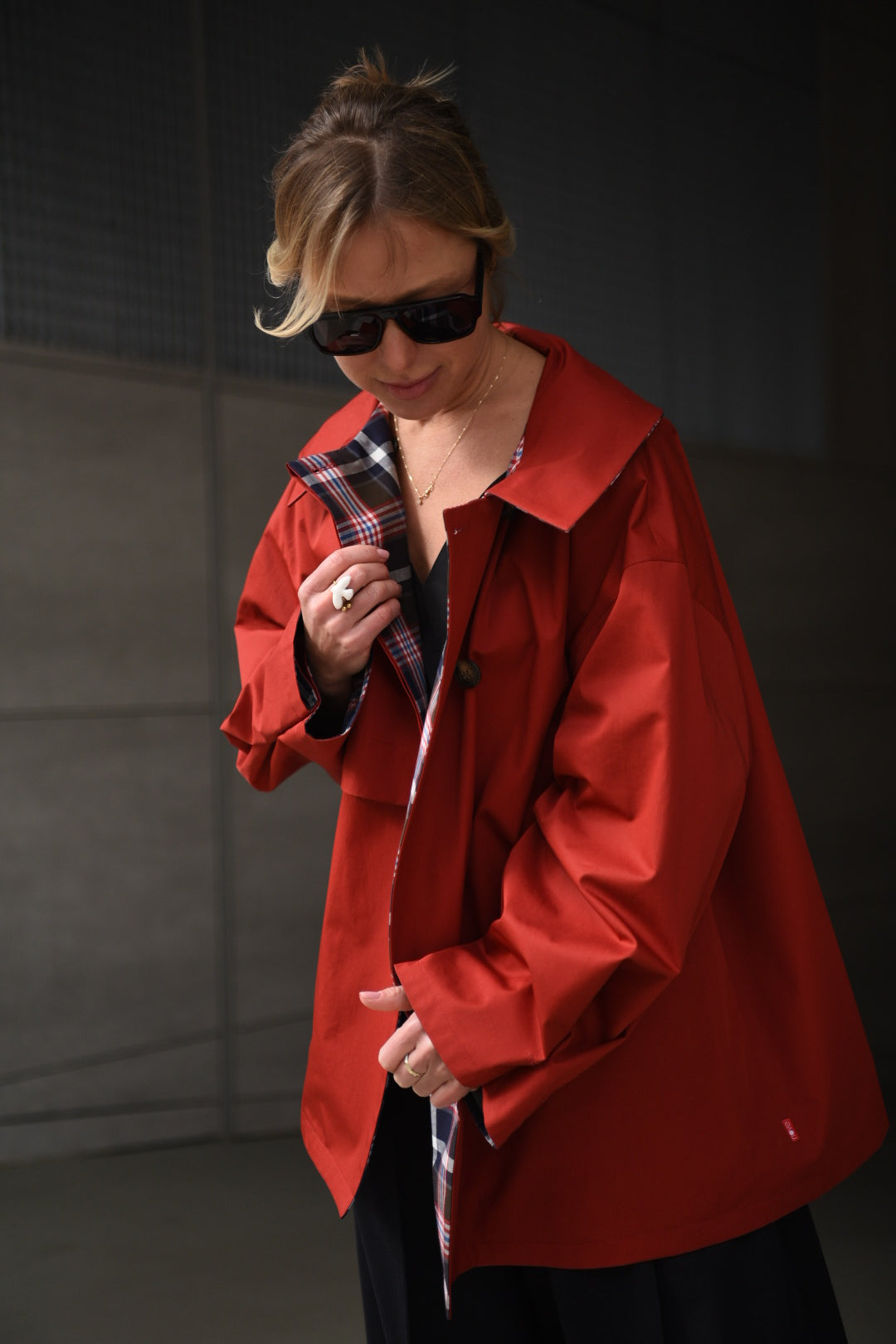 Double-breasted fitted coat with accentuated shoulders in black