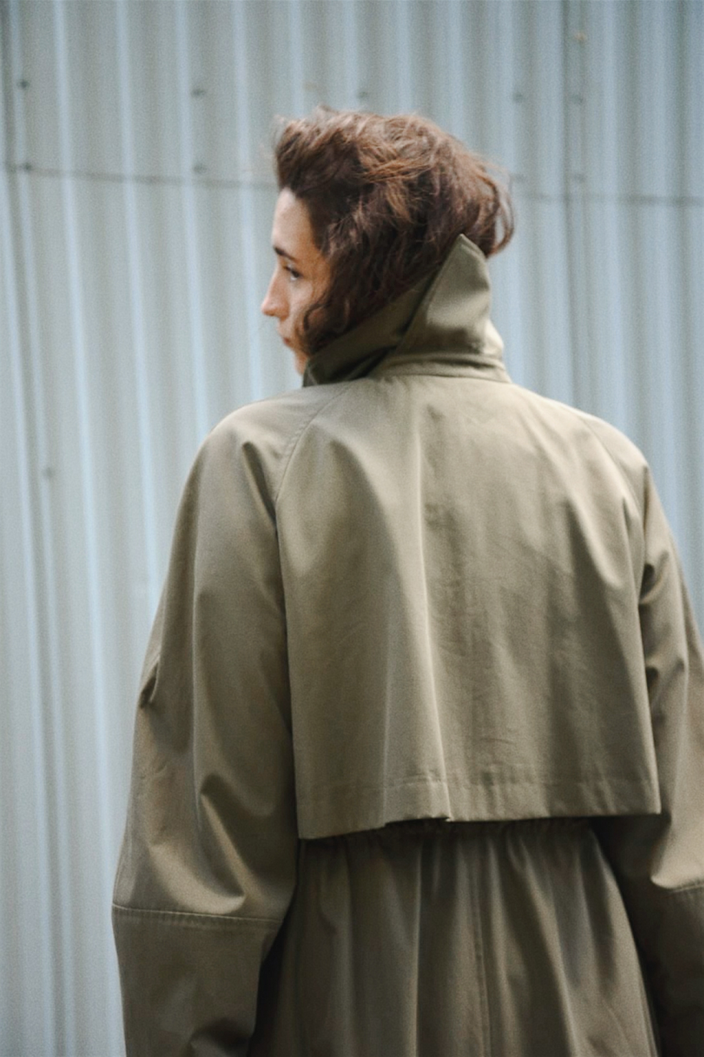 Double-breasted fitted coat with accentuated shoulders in black
