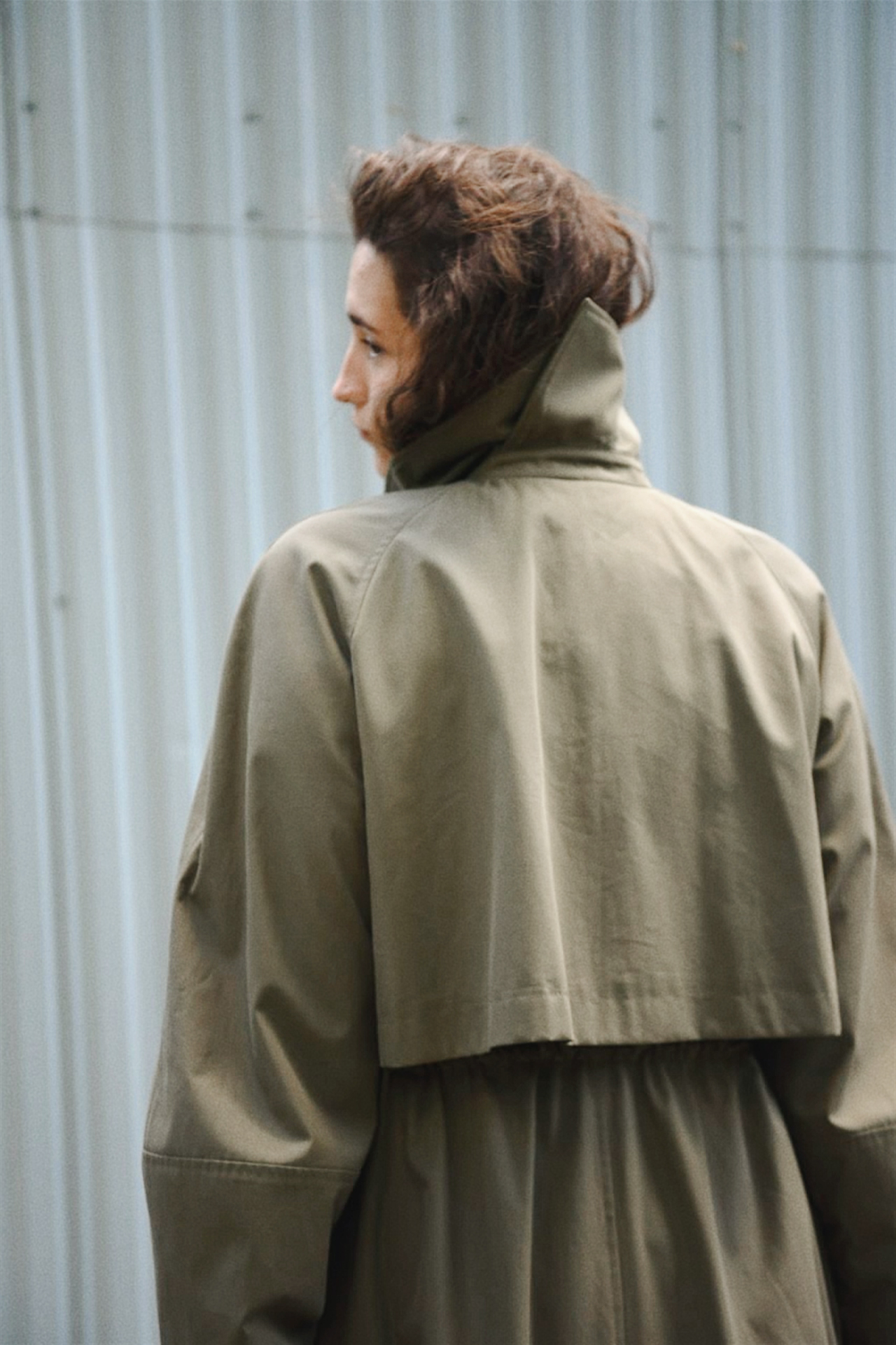 Double-breasted fitted coat with accentuated shoulders in black