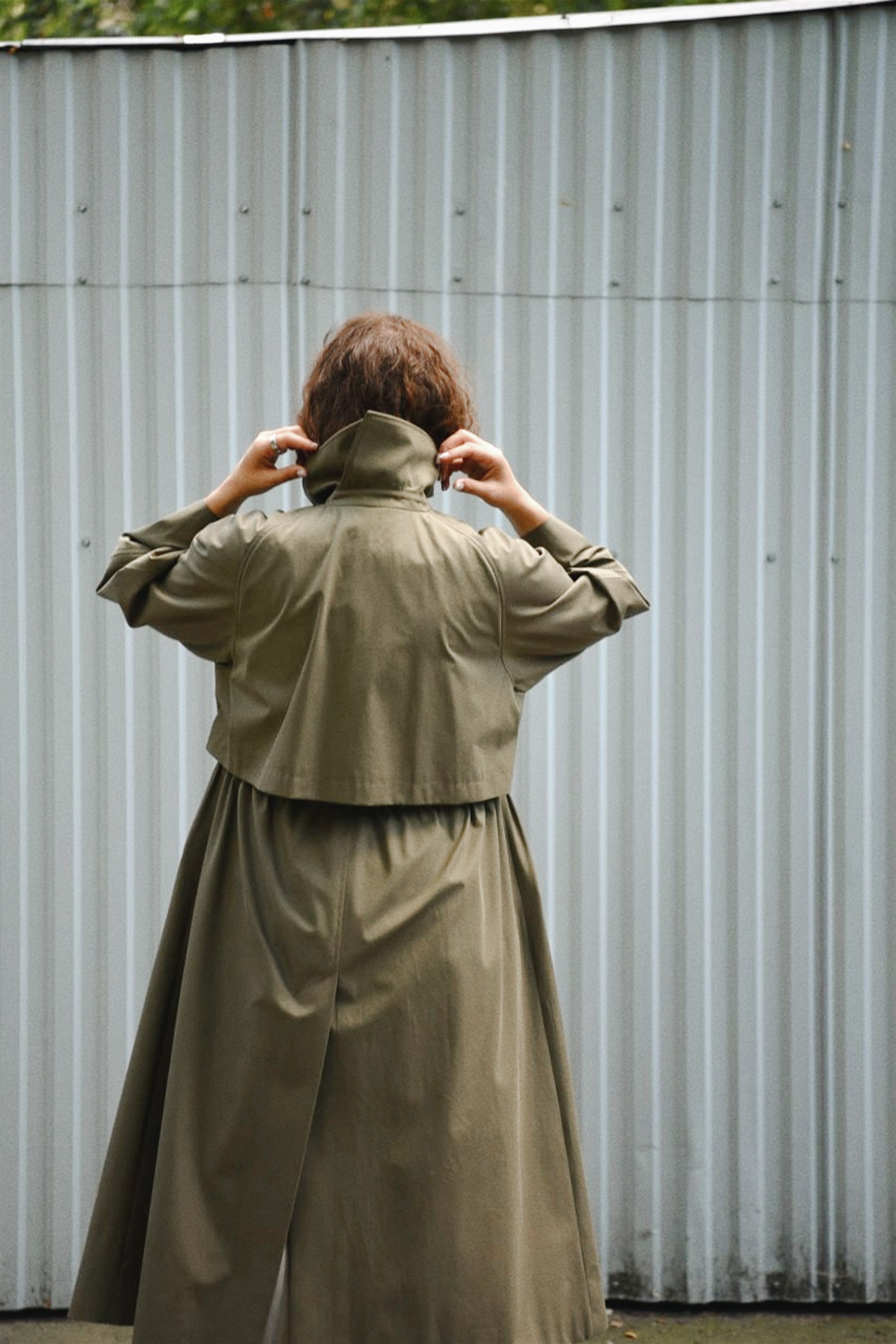 Double-breasted fitted coat with accentuated shoulders in black