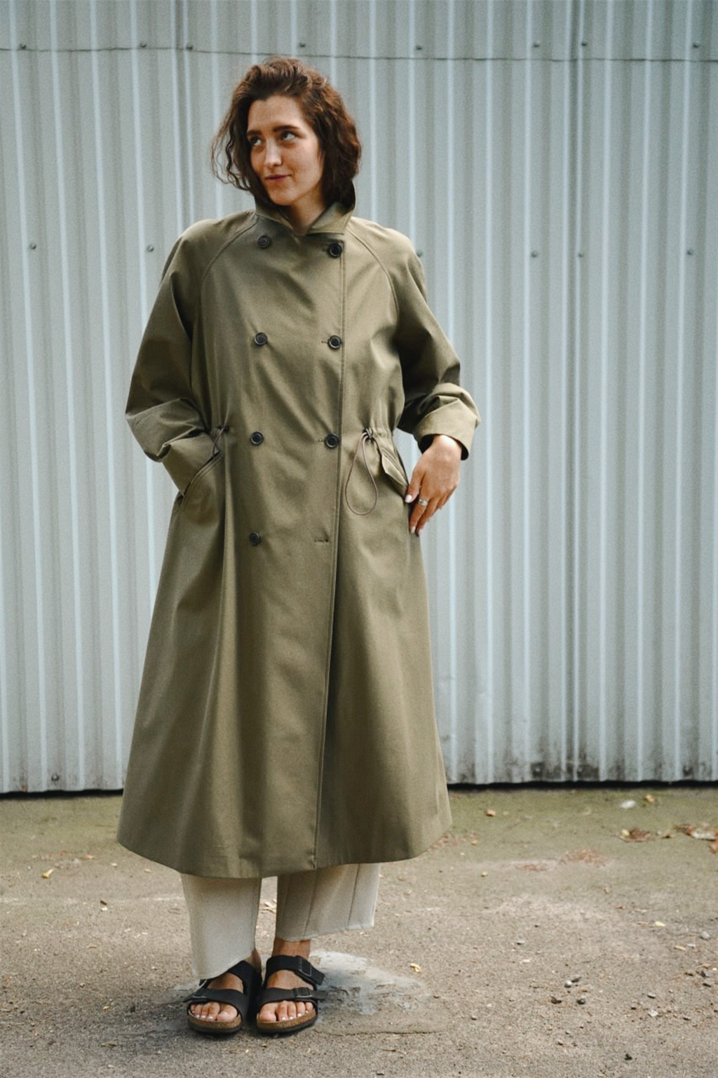 Double-breasted fitted coat with accentuated shoulders in black