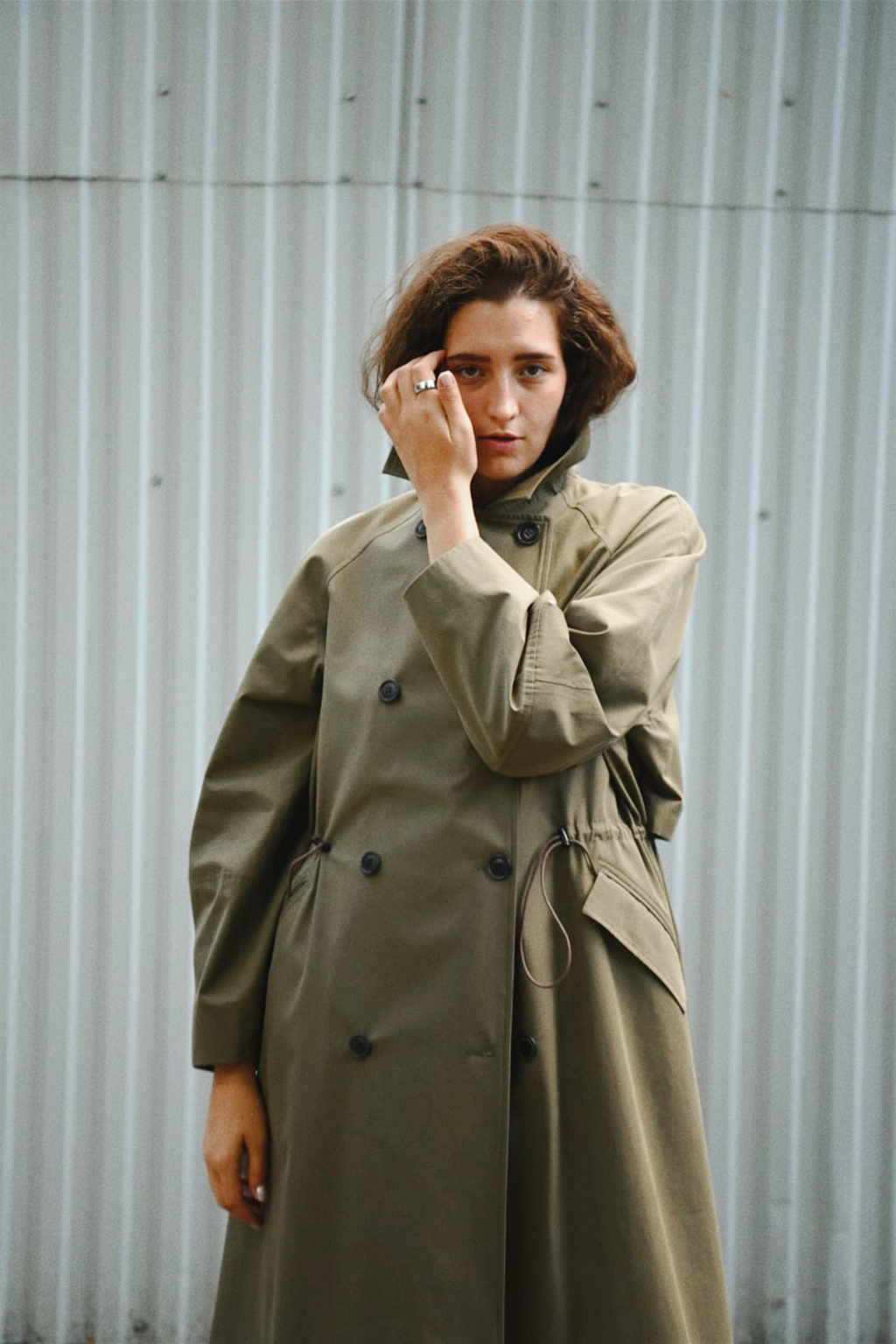 Double-breasted fitted coat with accentuated shoulders in black