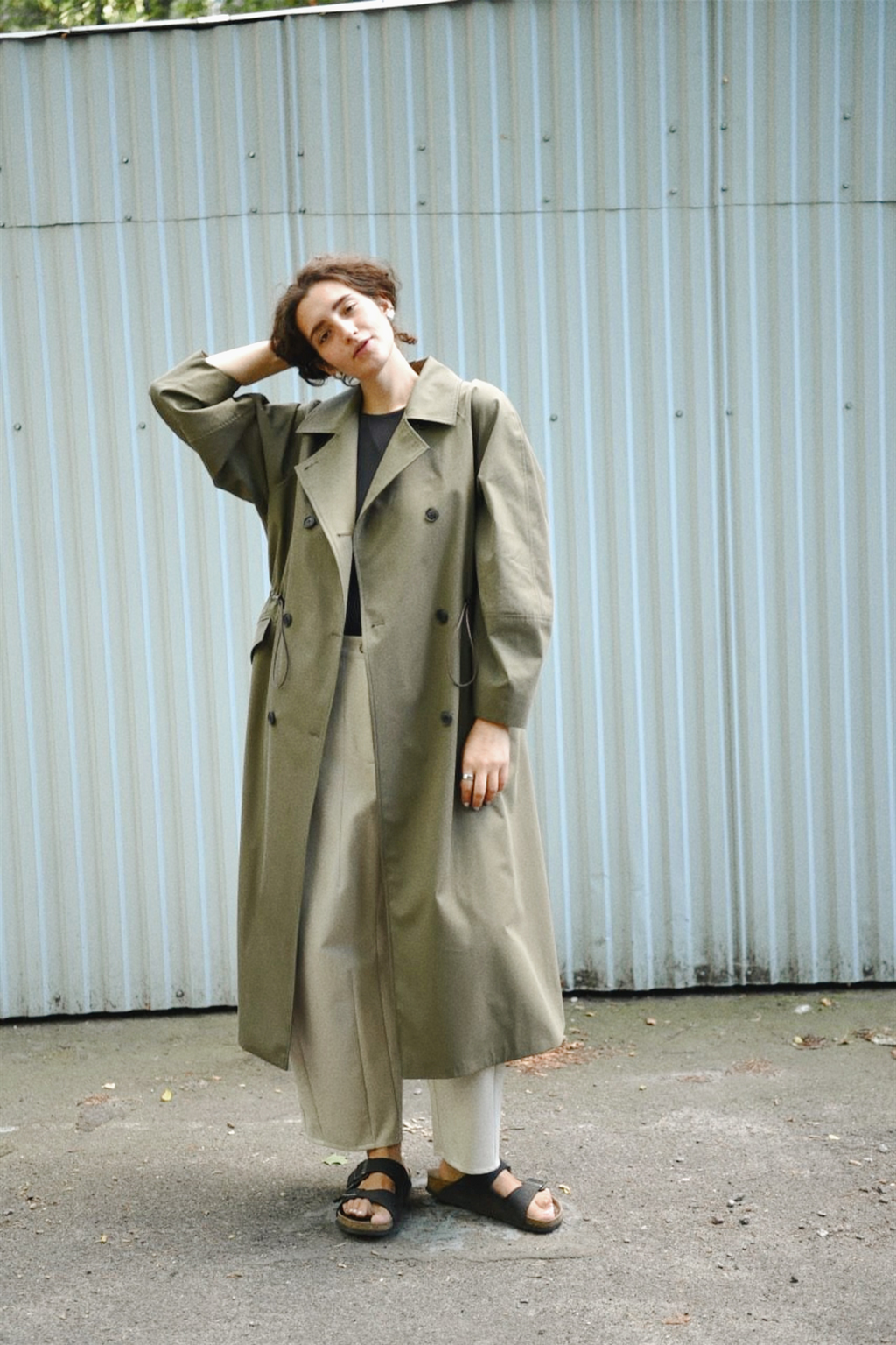 Double-breasted fitted coat with accentuated shoulders in black