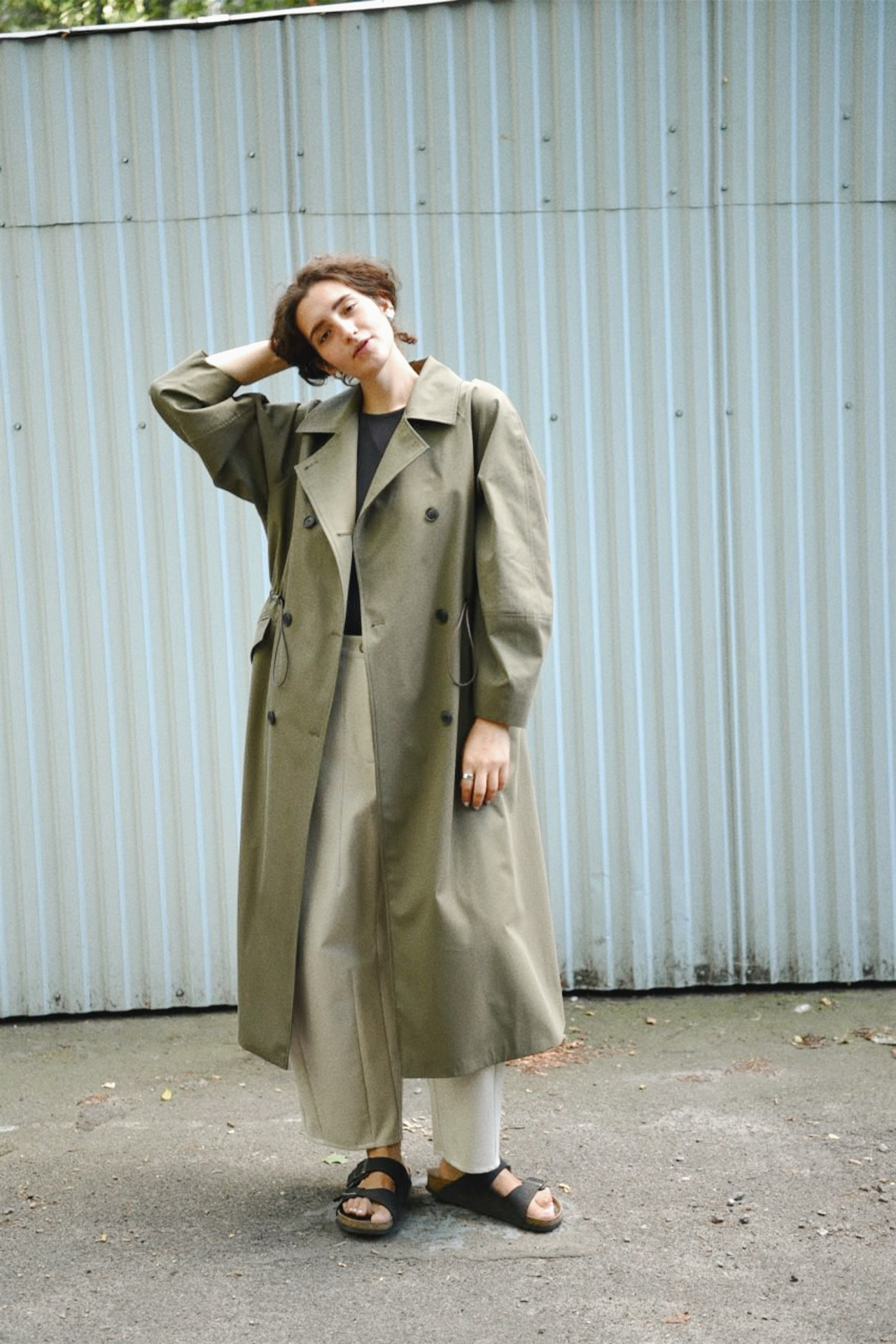Double-breasted fitted coat with accentuated shoulders in black