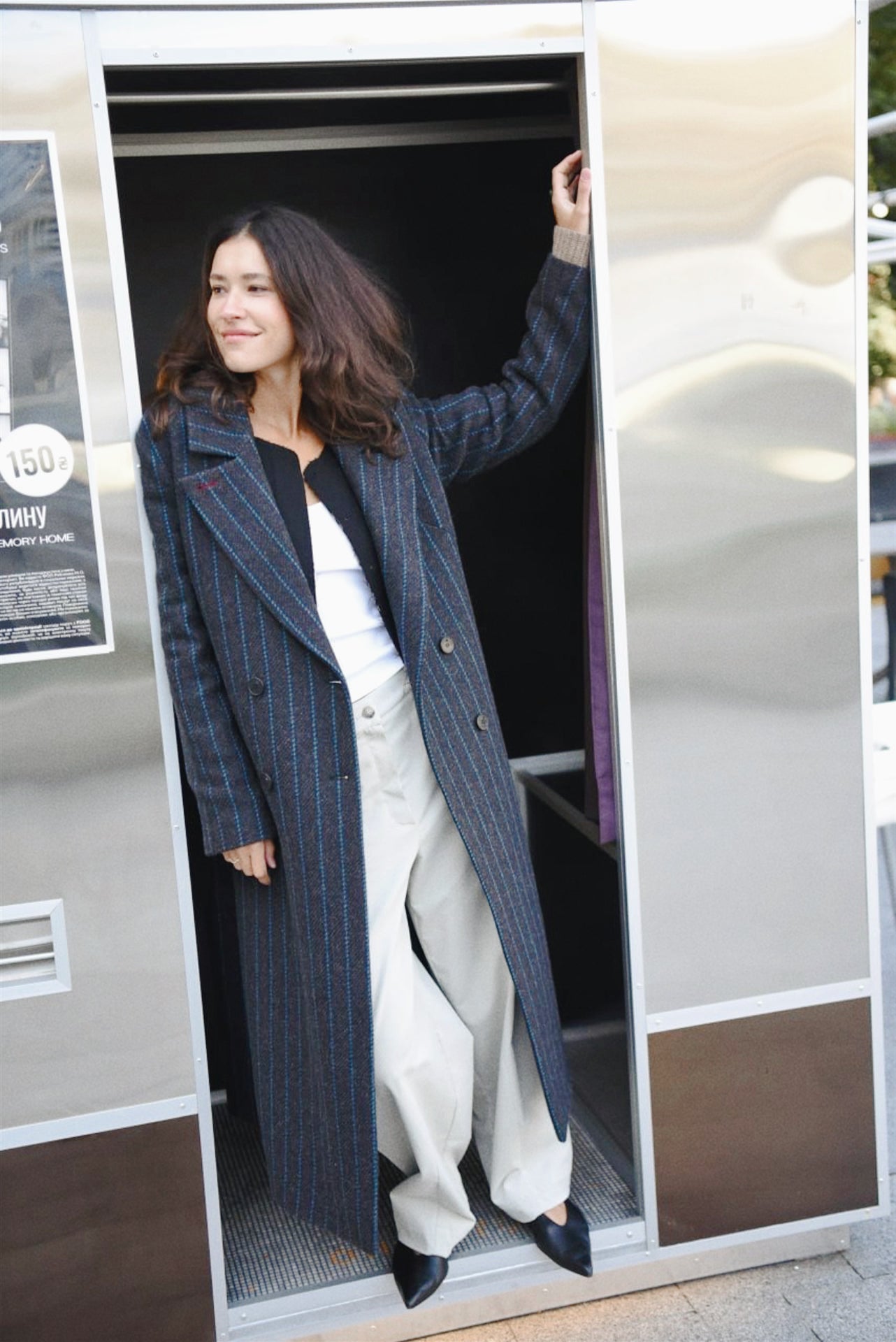 Double-breasted coat with straight shoulders in beige
