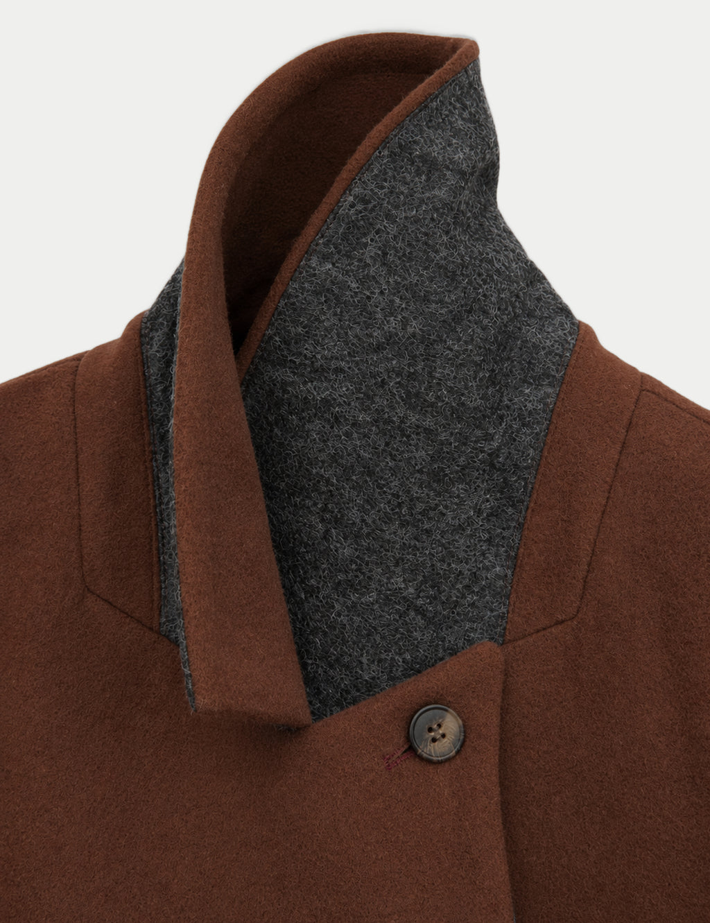 Double-breasted fitted coat with accentuated shoulders in black