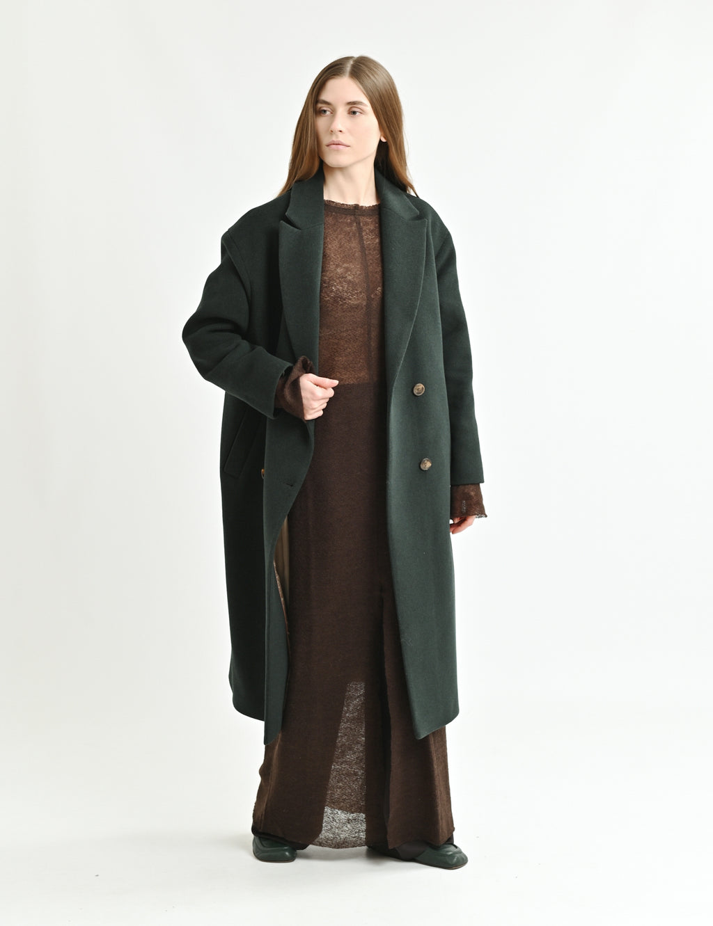 Пальто з заниженим плечем в зеленому кольорі