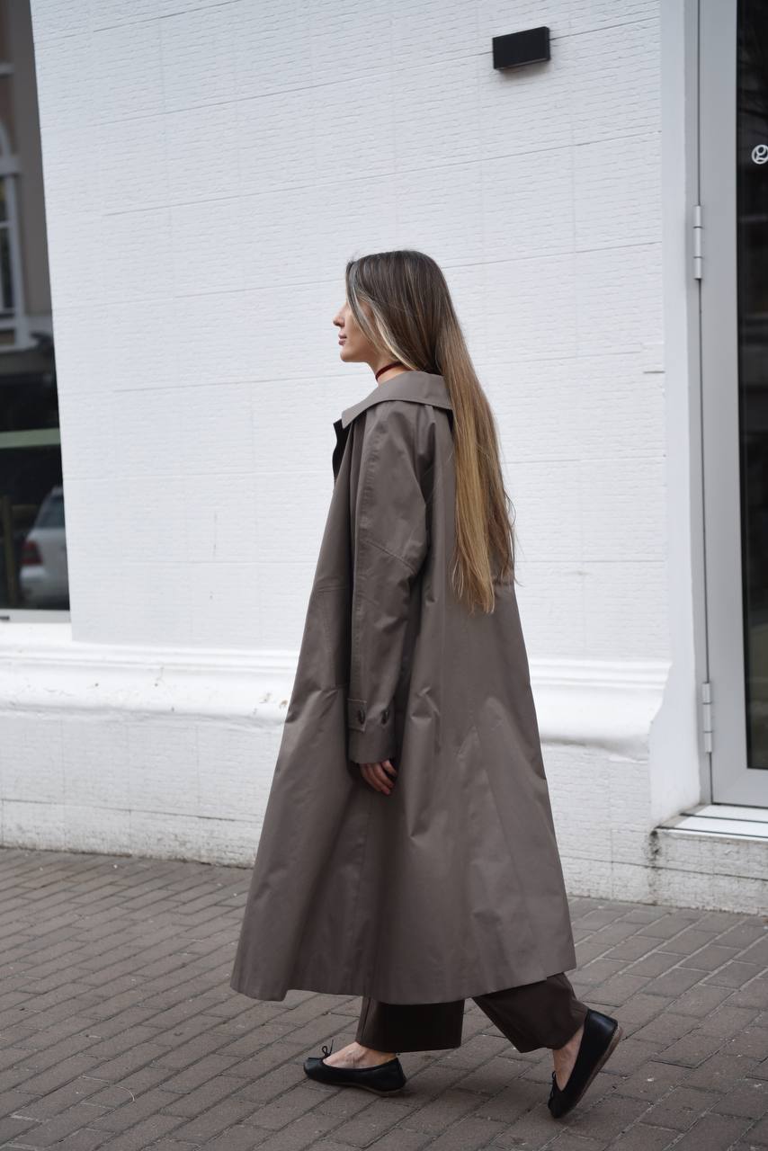 Double-breasted fitted coat with accentuated shoulders in black