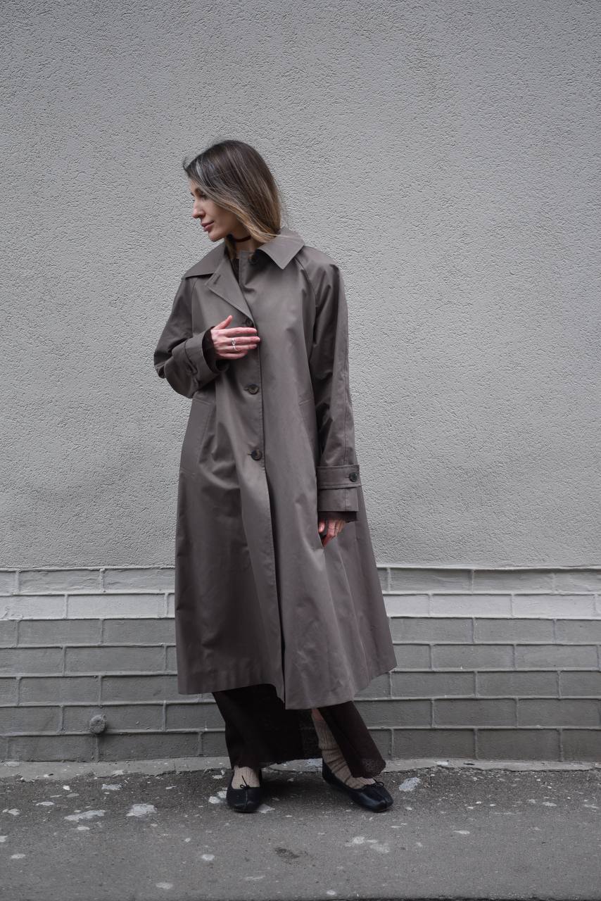 Double-breasted fitted coat with accentuated shoulders in black
