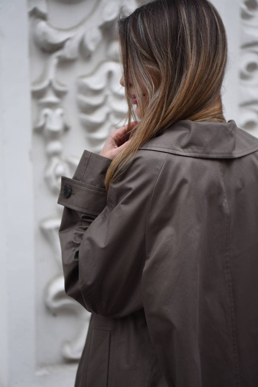 Double-breasted fitted coat with accentuated shoulders in black