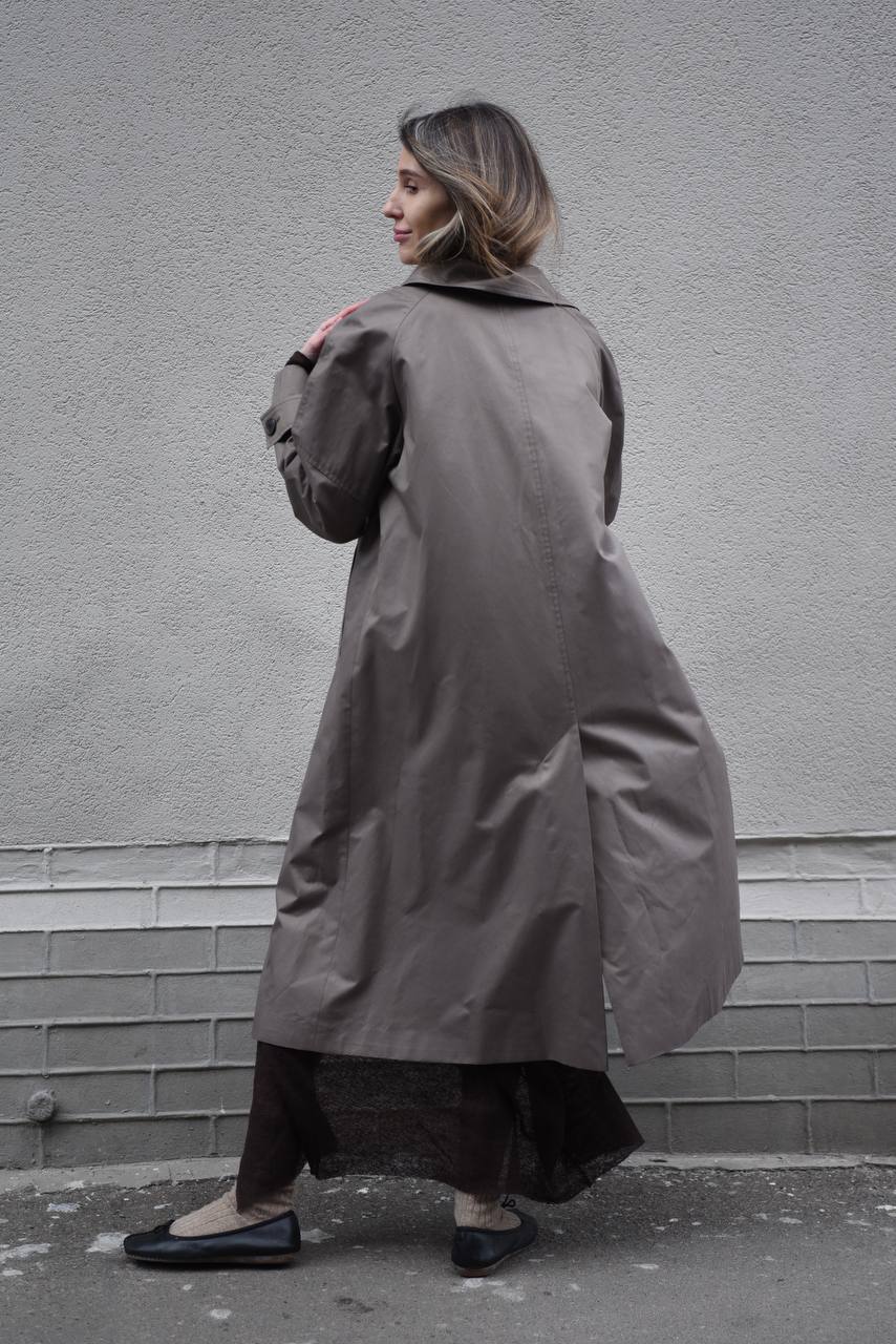 Double-breasted fitted coat with accentuated shoulders in black