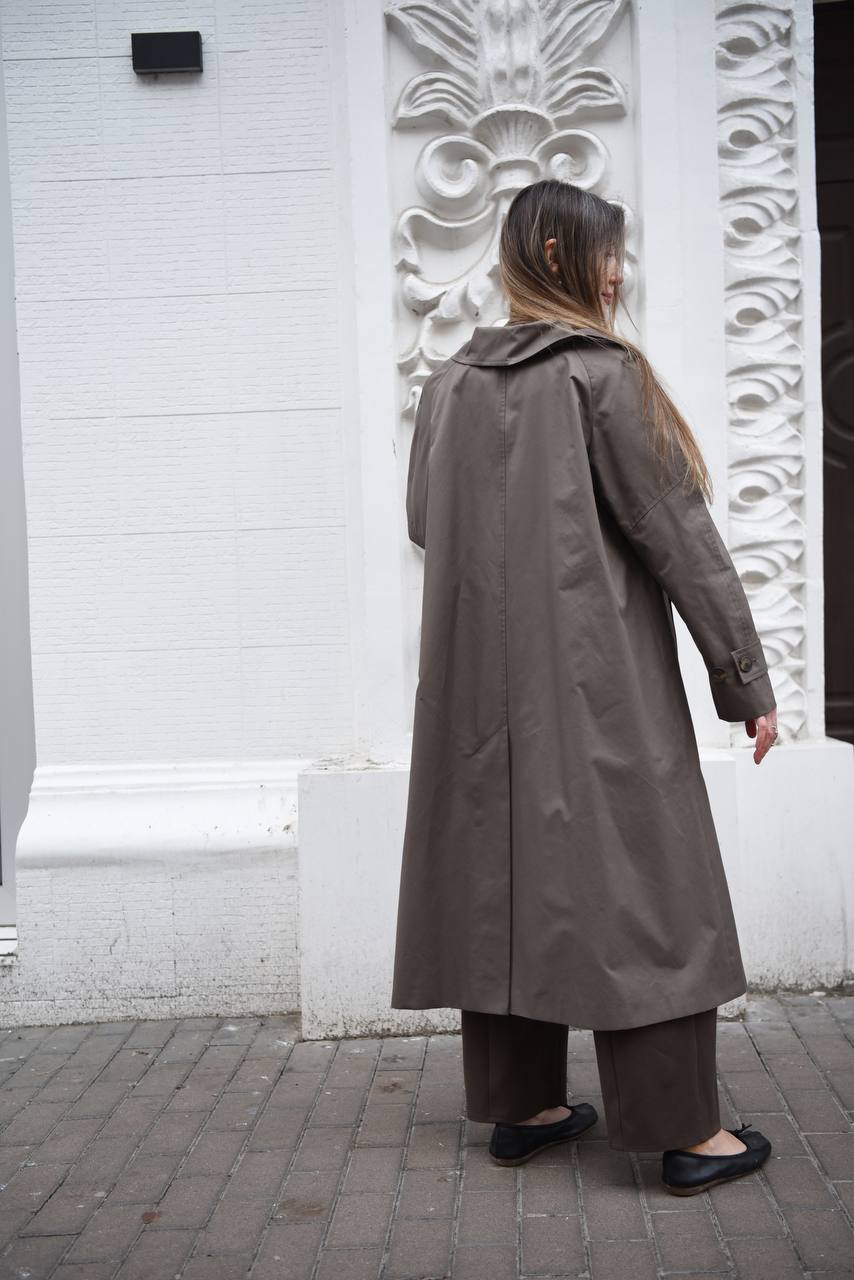 Double-breasted fitted coat with accentuated shoulders in black