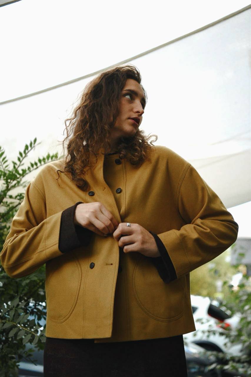 Double-breasted fitted coat with accentuated shoulders in black
